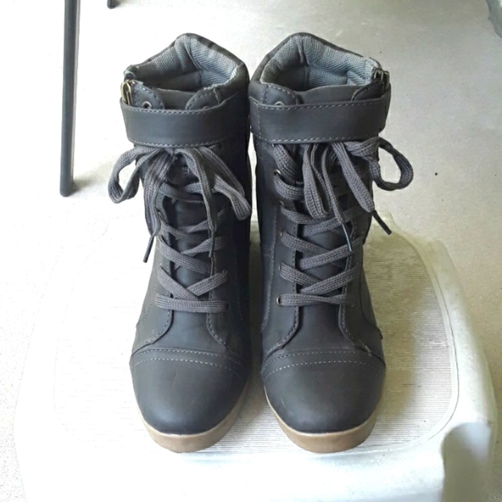 Ardene gray wedge boots sz.6